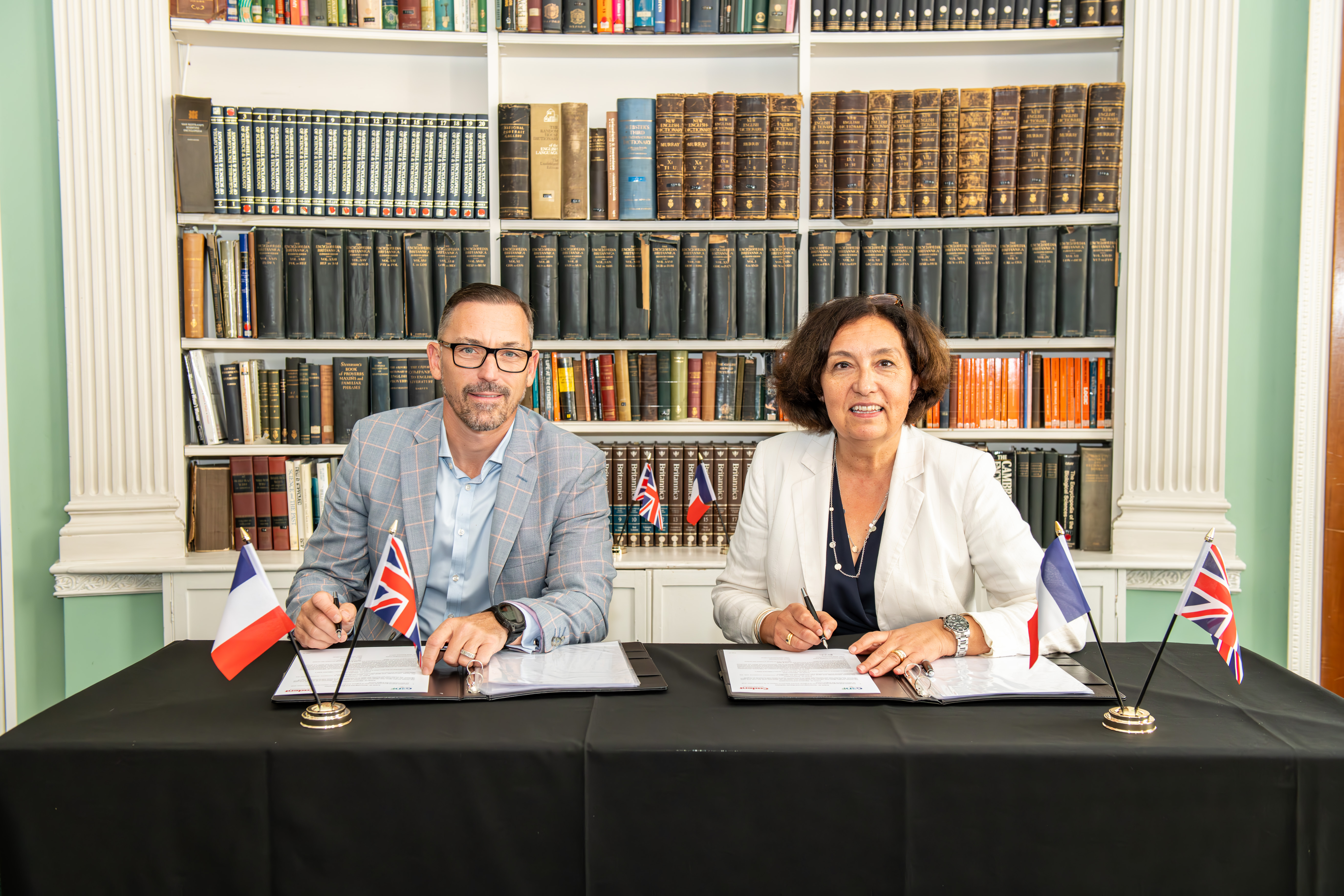 Steve Fraser, Cadent’s CEO signing the MoU with Laurence Poirier-Dietz, CEO of GRDF